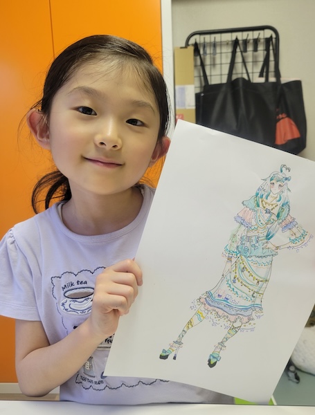 沢山の種類の色鉛筆やペンが用意されていたことでいつも以上に夢中になり描いてました。